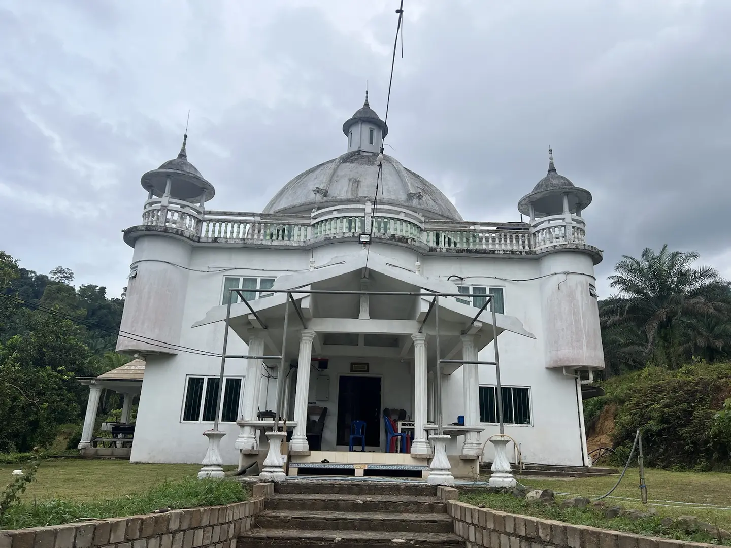 Pandangan hadapan bangunan utama Villa Bunian