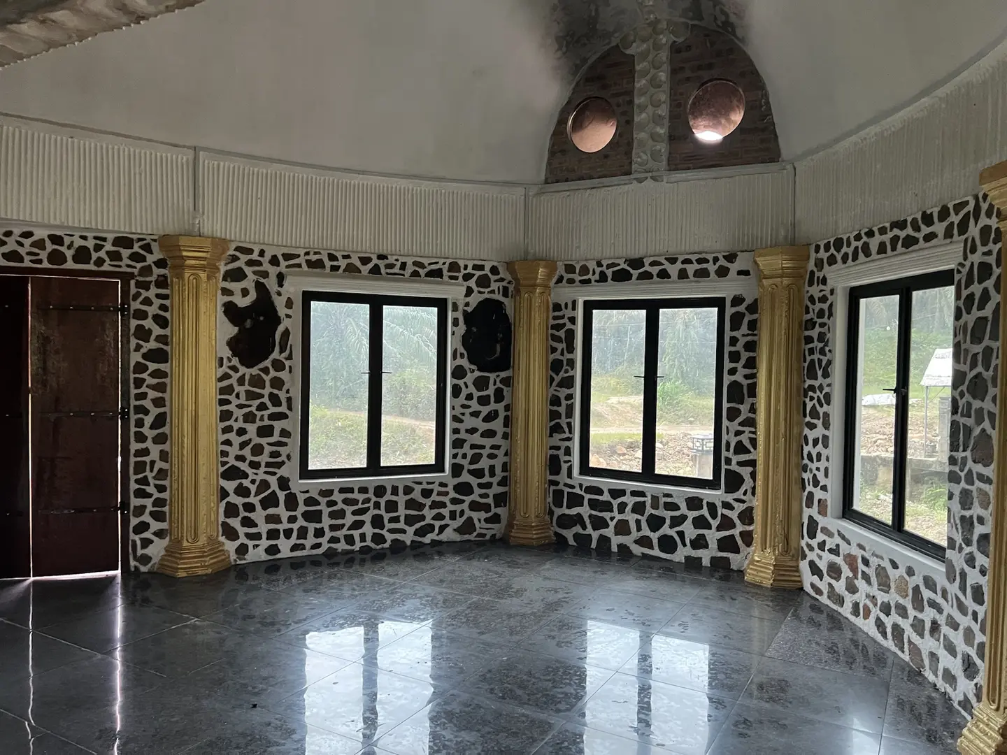 Ruang dalaman surau Villa Bunian
